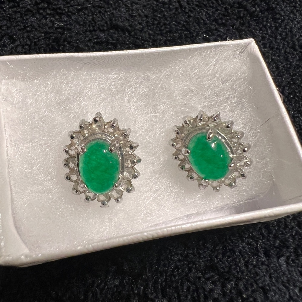 Jade Green and silver color oval stud earrings . A classic elegant look!🍃